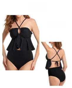 Détails d'un bikini noir avec haut à volants et culotte amincissante à taille haute