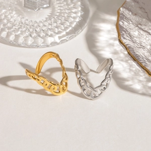 Polished stainless steel chain link adjustable rings in gold and silver colors