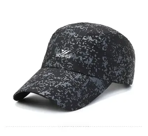 Vue latérale de la casquette de baseball à séchage rapide avec motif pixel et logo