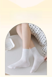Detailansicht weißer atmungsaktiver Netz-Baumwollsocken mit vertikaler Rippenstruktur