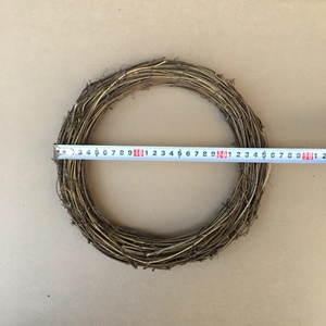 Messung eines natürlichen Rebenkranzes für DIY-Blumenhandwerk und Feiertagsdekoration.