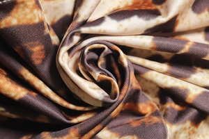 Vue macro montrant la texture douce et l'imprimé léopard du tissu en maille de polyester