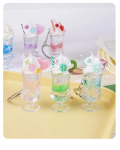 Porte-clés mini boisson en résine avec crème et détails de charm en forme de cœur