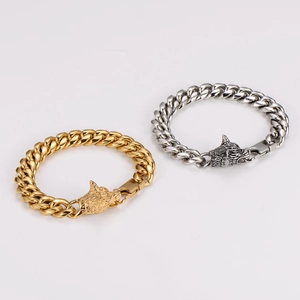 Dettaglio dei bracciali cubani in oro e argento con fibbie a testa di lupo da uomo