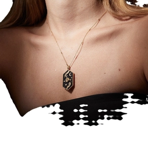 Französische Luxus-Goldkette mit hexagonalem Tarot-Stern-Mond-Anhänger am Model
