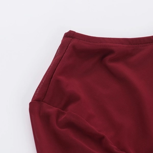 Gros plan sur les coutures doubles du tissu en maille transparente rouge bordeaux
