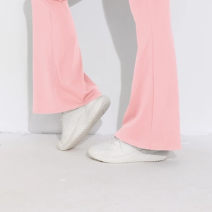 Makroaufnahme von ausgestelltem Saum der Yoga-Hose aus hellrosa angerautem Strickstoff