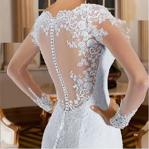 Robe de mariée élégante en dentelle blanche avec dos en V profond et boutons délicats