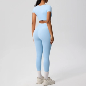 Vue arrière d'un ensemble de yoga bleu clair taille haute avec crop top et legging