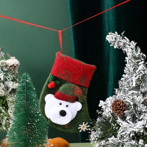 Detail eines grünen Filz-Nikolausstiefels mit 3D-Bär und hölzernem Schneeflockenknopf
