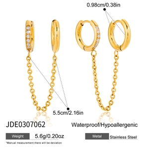 Vue détaillée des boucles d'oreilles doubles en acier doré avec zircone et chaîne pendante