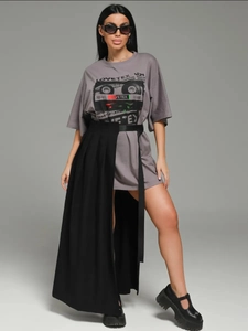 Λεπτομέρεια γκρι βαμβακερού T-shirt με ρετρό στάμπα κασέτας και το κείμενο LOVETEX