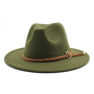 Dettaglio cappello fedora verde militare in feltro con cinturino in pelle e fibbia dorata
