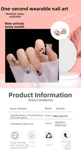 Détail des faux ongles avec nœuds blancs, paillettes et accents de perles