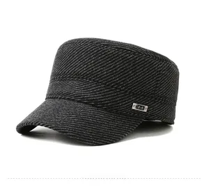 Detalle de una gorra militar de sarga gris oscuro con logo metálico F-S en el lateral
