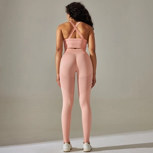 Nahaufnahme von Pfirsich-Sport-BH mit Kreuzrücken und Mesh-Details an der Leggings