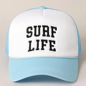Casquette trucker en filet bleu clair et blanc avec broderie SURF LIFE pour protection solaire