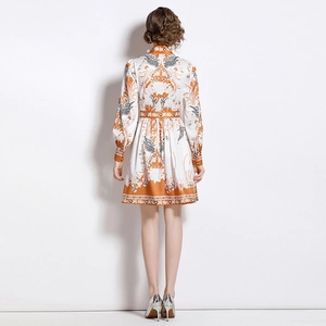 Elegante abito a trapezio con maniche a lanterna e stampa floreale vintage arancione