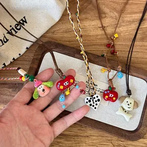 Colliers pendentifs chiot et pomme avec perles colorées et cordes tressées au style d'été