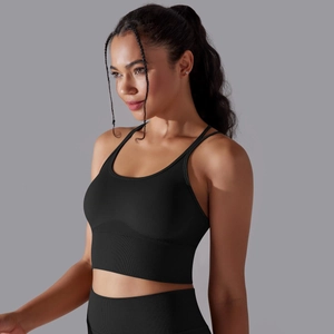 Vue latérale du soutien-gorge de sport noir avec ourlet côtelé large pour le soutien