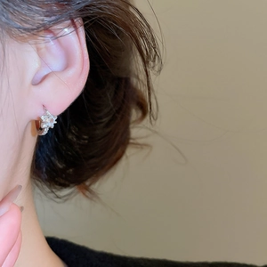 Gros plan d'une boucle d'oreille étoile en argent avec zircons sur un mannequin