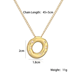 Vista dettagliata del ciondolo d'oro con dimensioni 2cm per 1,8cm e catena lunga 45cm
