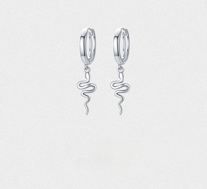 Vue détaillée de boucles d'oreilles créoles serpent en argent S925 sur fond gris texturé