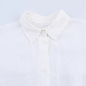 Klassisches weißes Leinenhemd mit Button-Down-Kragen und natürlicher Textur-Detail