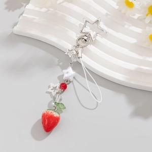 Dettaglio del portachiavi a fragola con perline a stella bianche e chiusura a stella argento