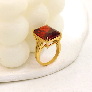 Vista macro dell'anello vintage in oro con grande zircone rosso rettangolare a 4 griffe