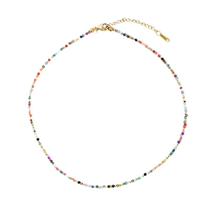 Collana girocollo con perline di vetro colorate e chiusura dorata su sfondo bianco
