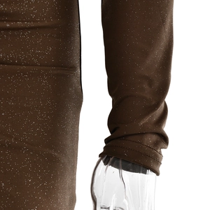 Dettaglio del tessuto marrone glitterato di un abito slim con scollo a V e polsino lungo