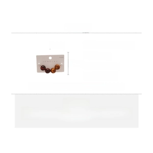 Détail macro de boucles d'oreilles perles de résine 1,2 cm avec tiges en argent sur blanc