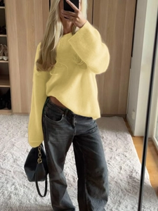 Chic yellow long-sleeved knitted sweater in loose fit for a modern autumn winter look