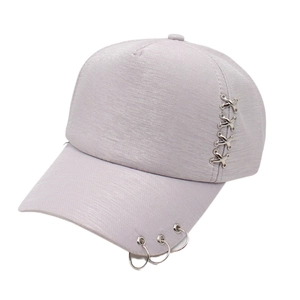 Casquette de baseball lavande avec anneaux métalliques et boucles décoratives en X