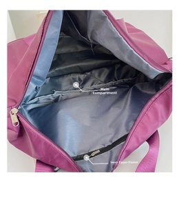 Detailansicht der lila Reisetasche mit Hauptfach und Reißverschluss-Innentasche für Sport