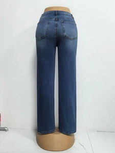 Detail van de achterzakken en donkerblauwe wassing van deze retro jeans met hoge taille