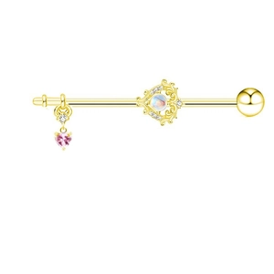 Dettaglio del piercing industriale dorato con pietra opale e ciondolo a cuore rosa
