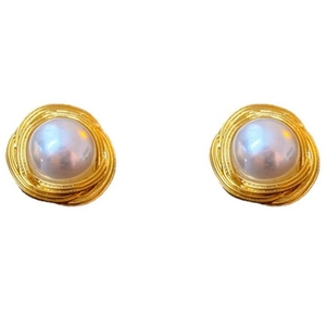 Boucles d'oreilles perles vintage avec monture spirale dorée style nid d'oiseau sur fond blanc