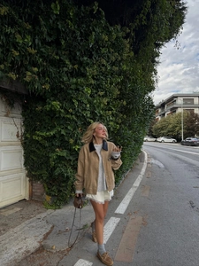 Veste en velours côtelé marron, col en cuir et jupe en dentelle pour un look d'automne