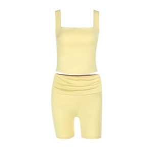 Ensemble de yoga deux pièces pour femmes avec haut à encolure carrée et short jaune vif