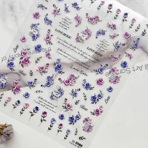 Dettagli di adesivi per unghie con rose rosse e blu e calligrafia vintage