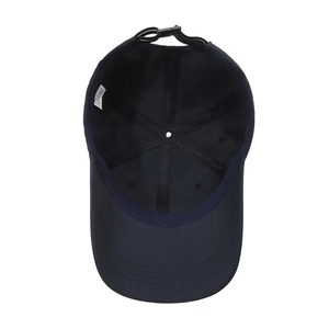 Vista interna del cappellino blu navy con cuciture rinforzate e cinturino regolabile