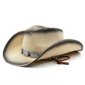 Detail eines gewebten Stroh-Cowboyhuts mit Farbverlauf und metallischen Sonnenblumen
