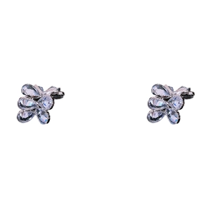 Elegante silberne C-Ohrringe mit klaren Zirkonia-Wassertropfen in einem Blumendesign