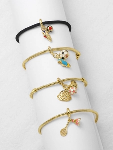 Dettaglio di bracciali tennis placcati oro 18k con ciondoli sportivi in smalto e corda