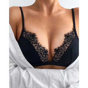 Reggiseno in pizzo nero con scollo a V profondo indossato sotto una camicia bianca
