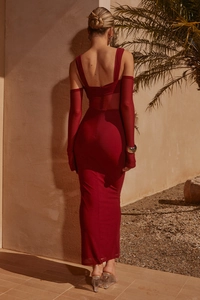 Détail d'une robe moulante rouge en mesh avec découpe au dos et longs gants assortis