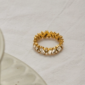 Minimalistischer Ring aus 18K vergoldetem Edelstahl mit rechteckigen Zirkonia-Steinen