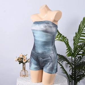 Nahaufnahme des schmal geschnittenen trägerlosen Einteilers mit Denim-Print und Textur